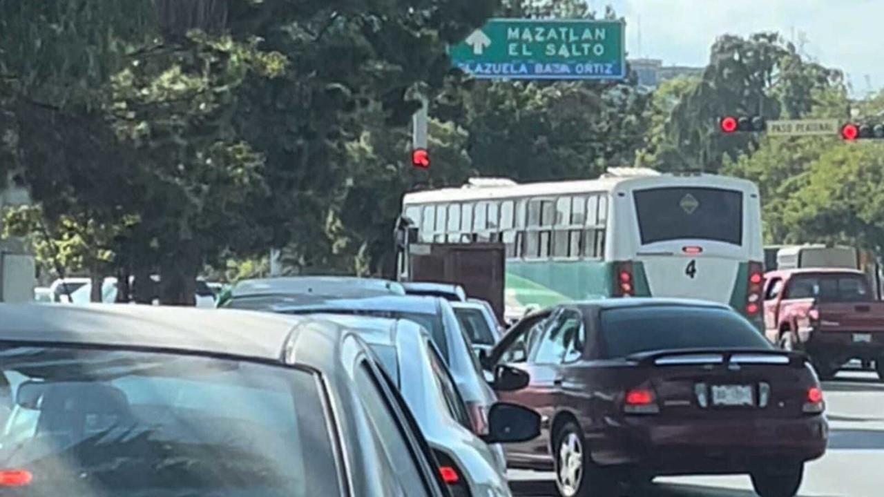 La imprudencia al volante se puede apreciar en varias imágenes de camiones de pasajeros. Foto: Jesús Carrillo.