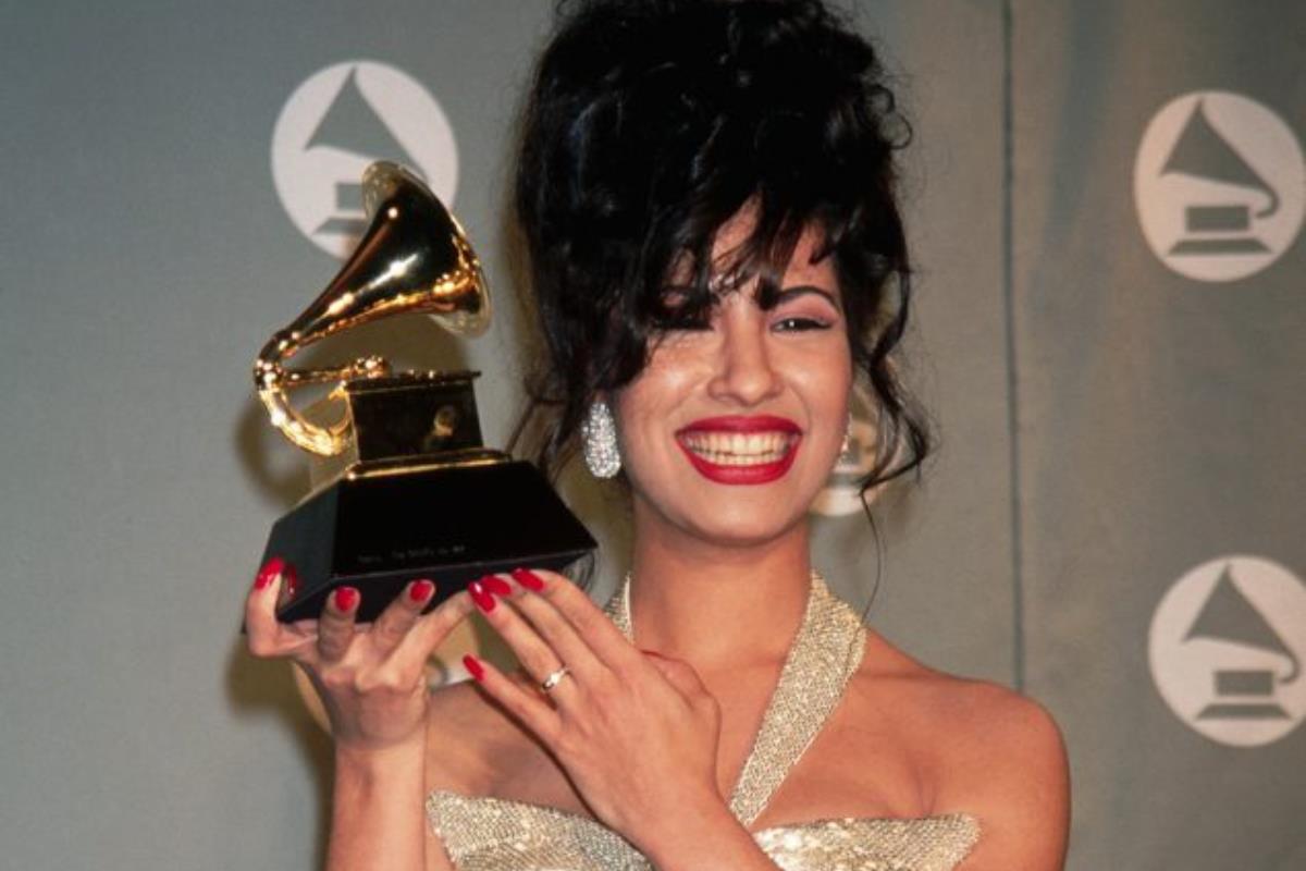 Selena Quintanilla con un Grammy. Foto: @MatySwag23