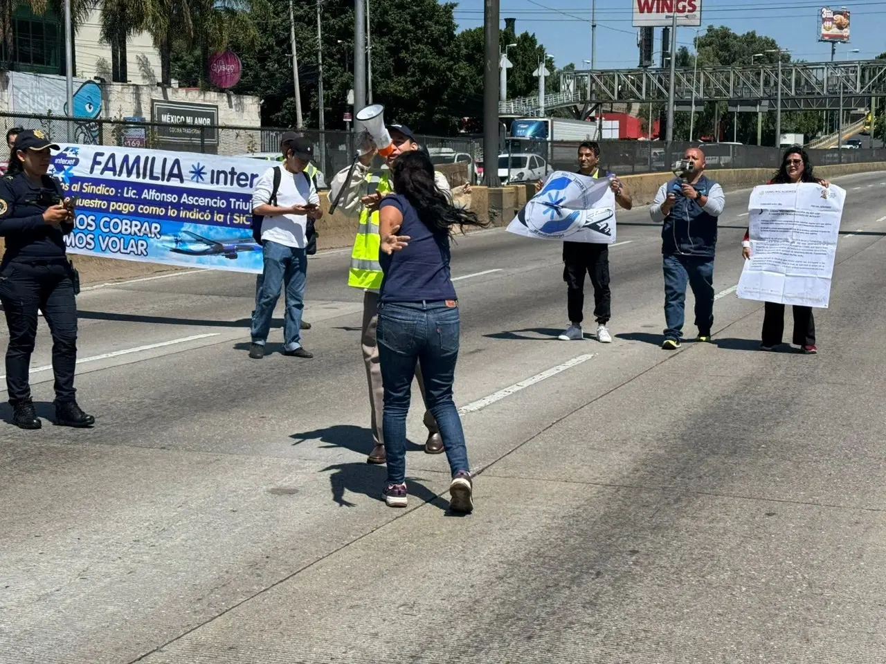 Bloqueo en Circuito Interior por ex trabajadores de Interjet. Foto: Ramón Ramírez