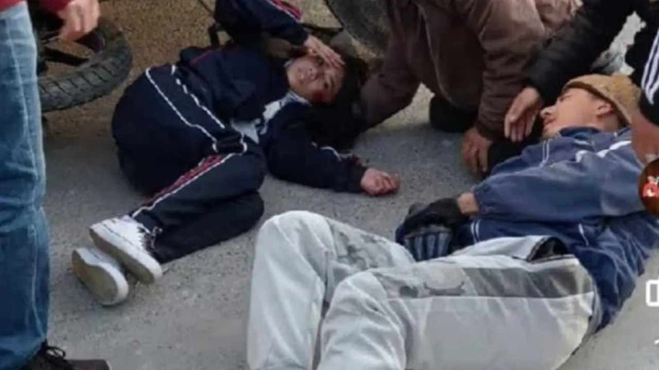 ¡La libran! Pipa atropella a padre e hija que iban en moto. Foto: Cortesía