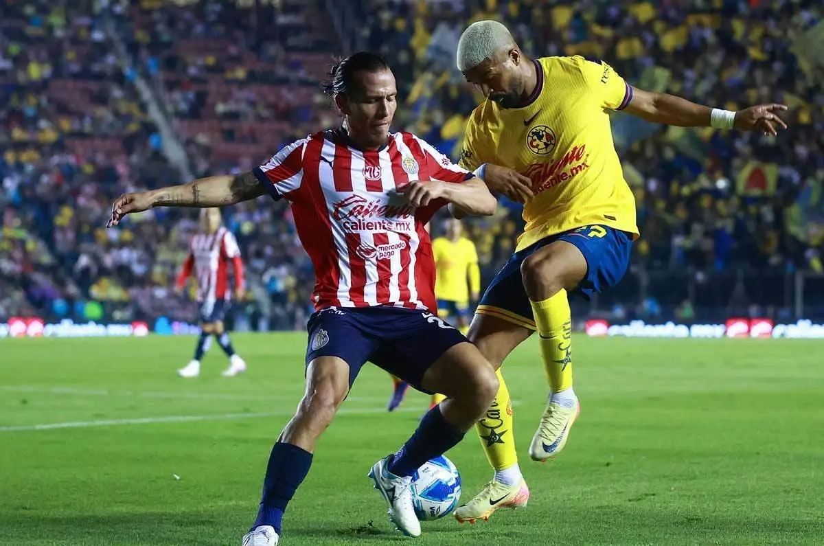 Rubén González y Rodrigo Aguirre en un Clásico Nacional. Foto: Fútbol Total.