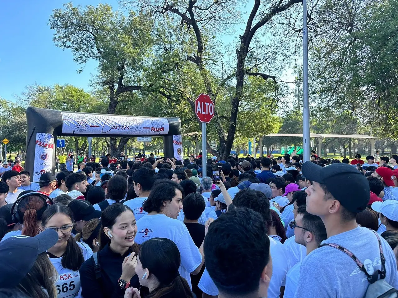 Alumnos de FACPYA en la salida de la carrera. Foto: FACPYA UANL.