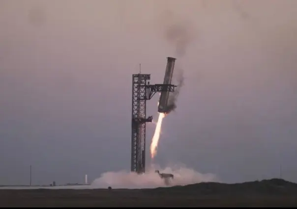 SpaceX captura propulsor con brazos mecánicos tras lanzamiento de Starship