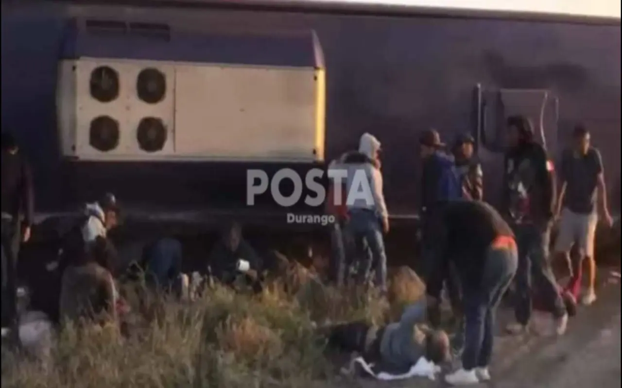 Lesionados en volcadura en la localidad de Gregorio García / Foto: Especial