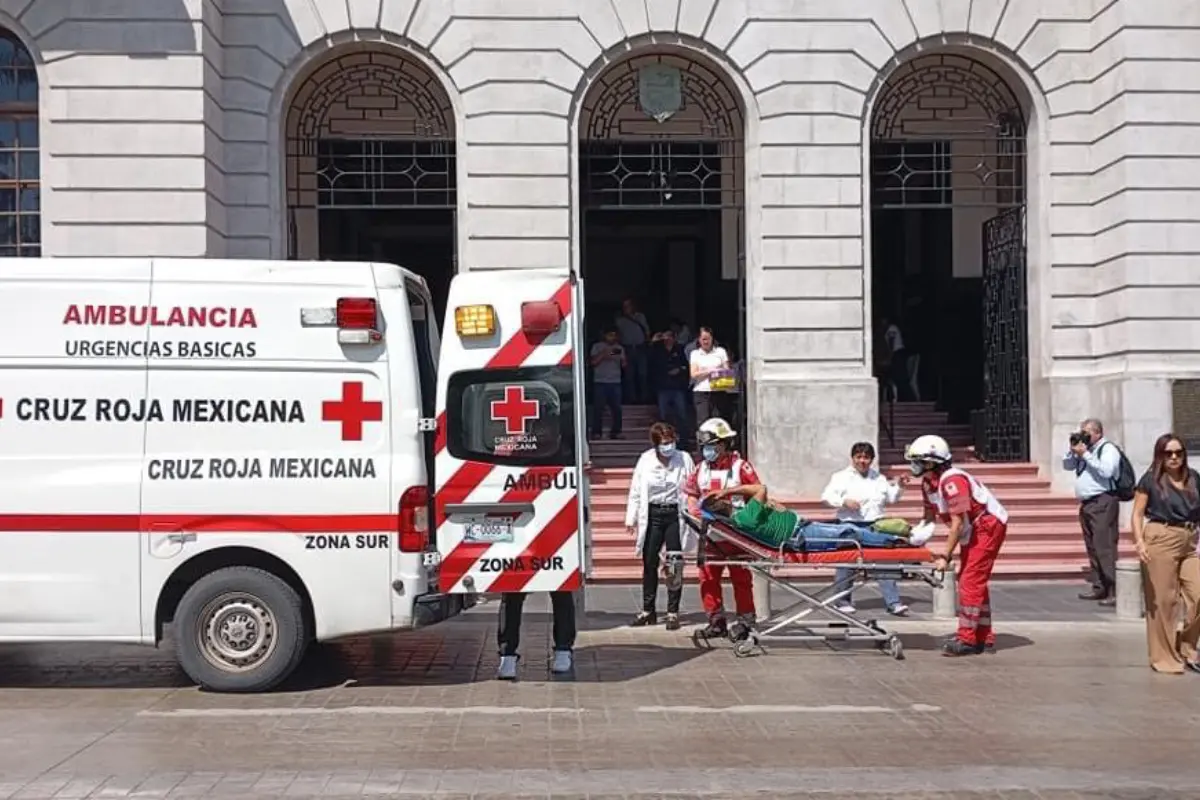 La persona perdió el conocimiento y cayó desde su propia altura, resultando lesionado tras el golpe; fue valorado y trasladado por la Cruz Roja a un hospital de la localidad. Foto: Axel Hassel