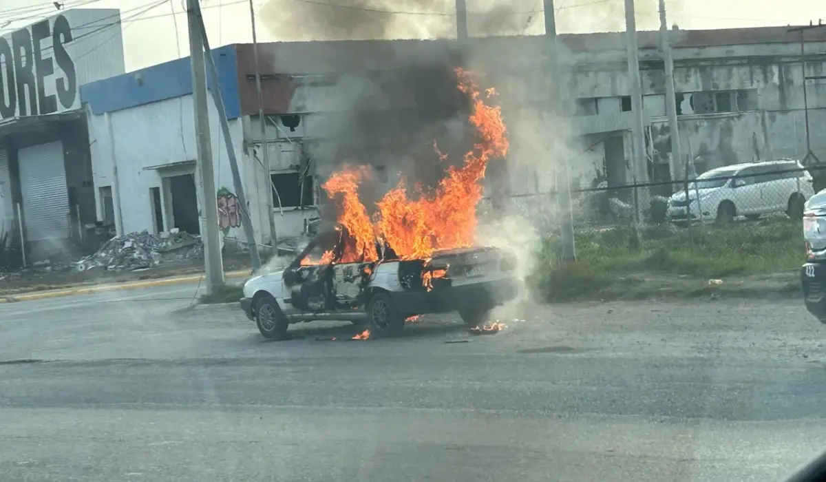 Abandonan vehículo en llamas en Ramos Arizpe/ Foto: Yuzaleth Rocha