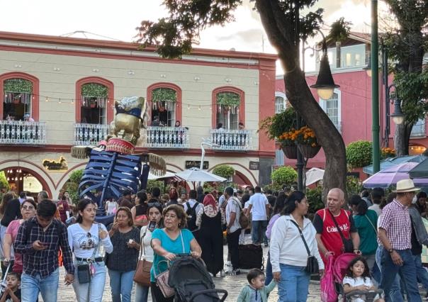 Atlixco celebra Día de Muertos con monumentales catrinas, ¡destino imperdible!
