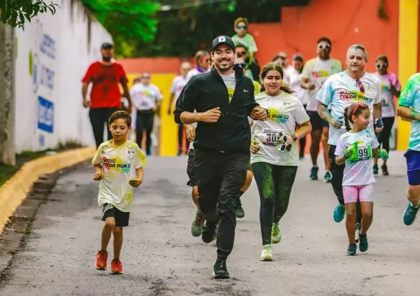 Más de 1,500 corredores apoyan la educación en Santiago con lluvia de colores