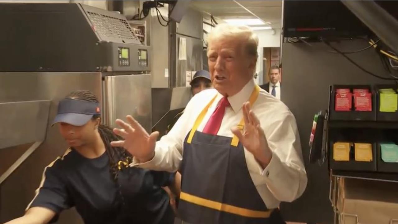 Donald Trump trabaja en McDonalds; atiende drive-thru