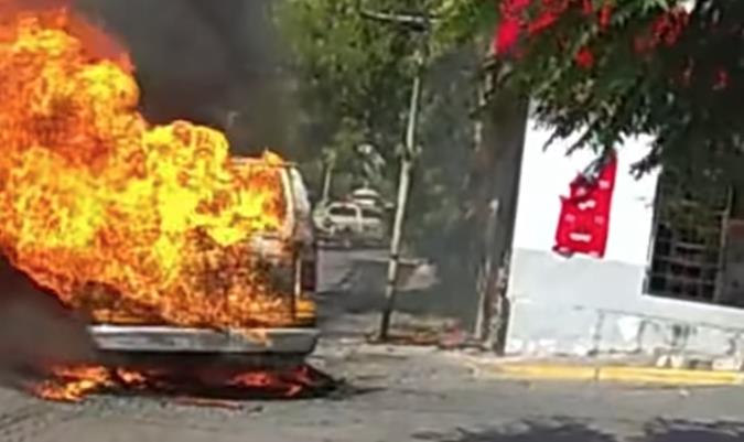 Incendio en transporte escolar. Foto: Facebook Jesús Nava