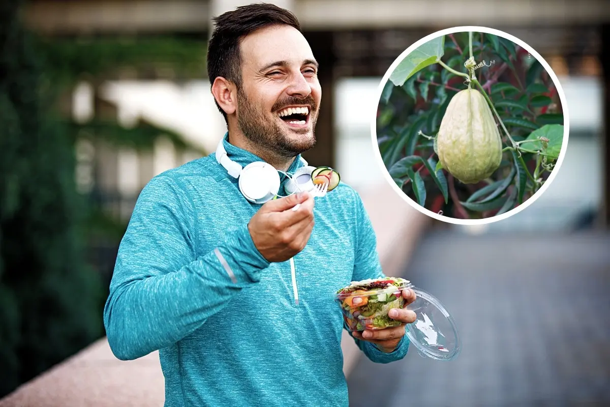 Hombre comiendo ensalada y un chayote. Foto: Canva