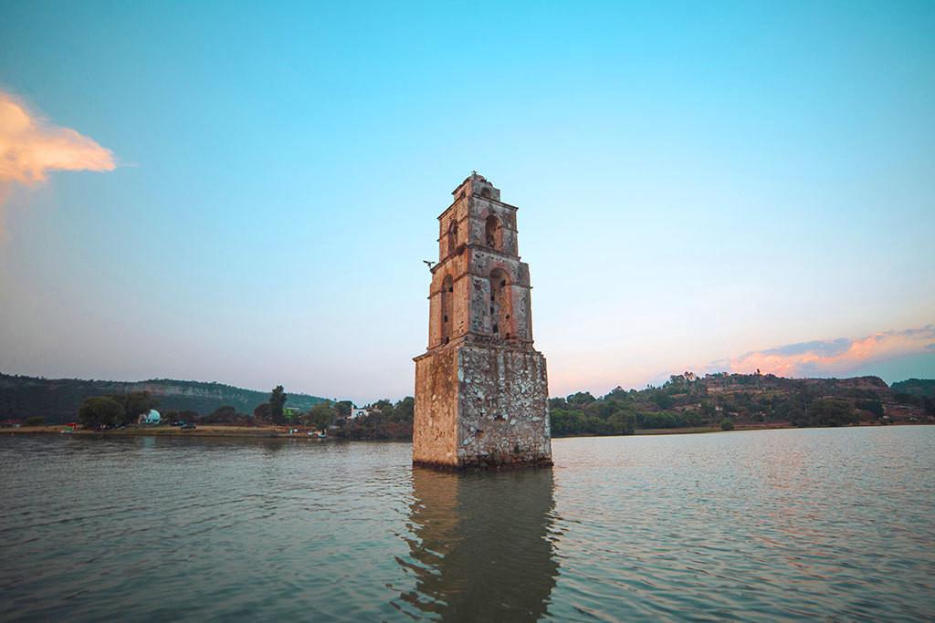 La torre de la Parroquia de San Luis rey de Francia, guardia de la Presa de Taxhimay, Villa del carbón, Estado de México. Imagen: GEM