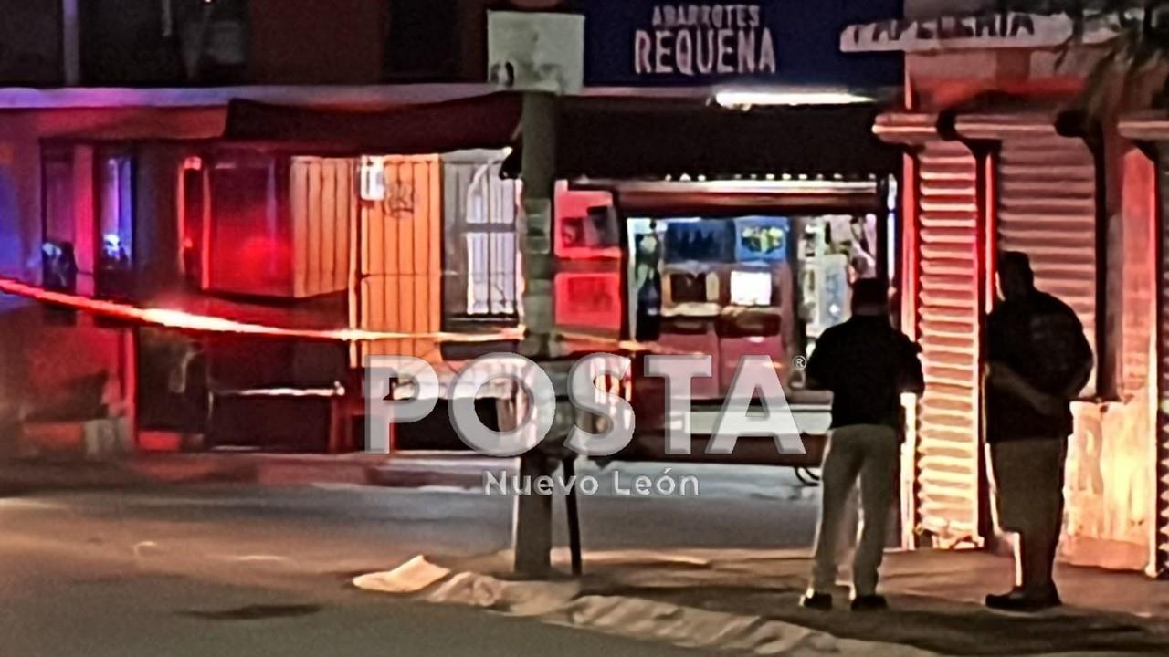 Policías de Juárez a las afueras del negocio donde fue ejecutado el hombre. Foto: POSTA MX.