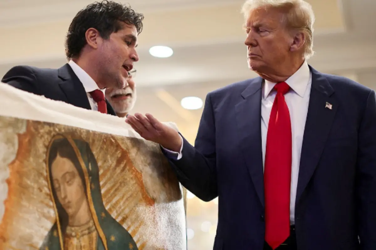 El actor, activista y político tamaulipeco obsequió un manto de la virgen de Guadalupe al candidato republicano. Foto: Voto Católico