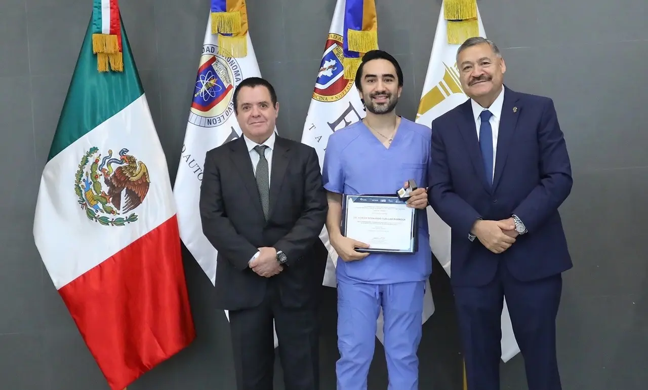 EL Rector de la UANL, Santos Guzmán López, junto a los docentes galardonados. Foto: UANL