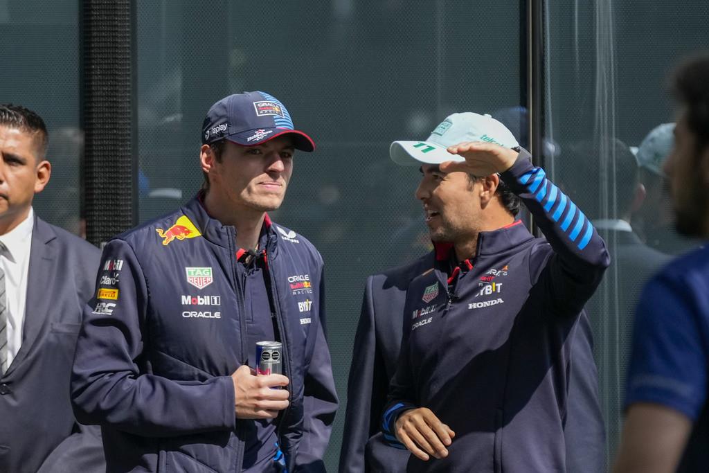 Los pilotos de Red Bull Max Verstappen (izquierda) y Sergio Pérez asisten a un evento promocional en la Ciudad de México, el miércoles 23 de octubre de 2024, previo al Gran Premio de México. (AP Foto/Moisés Castillo)