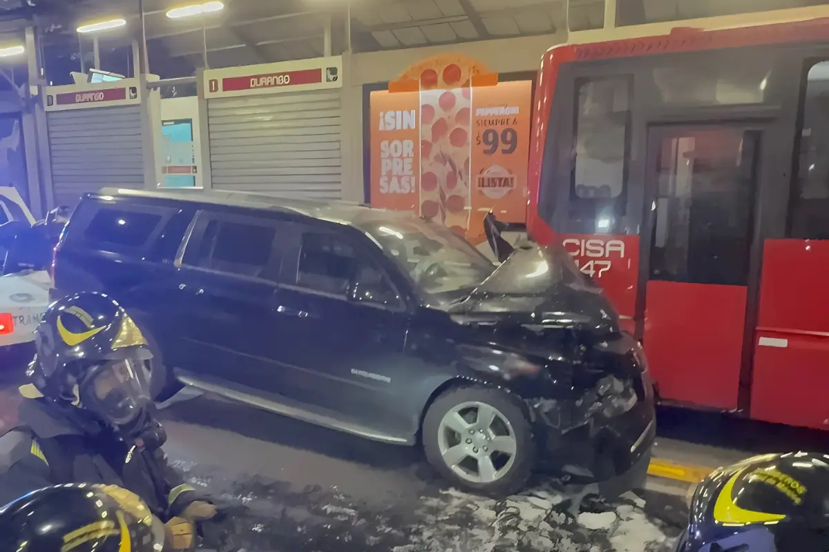 Accidente en Metrobús de la Línea 1 sobre Insurgentes. Foto: Ramón Ramírez