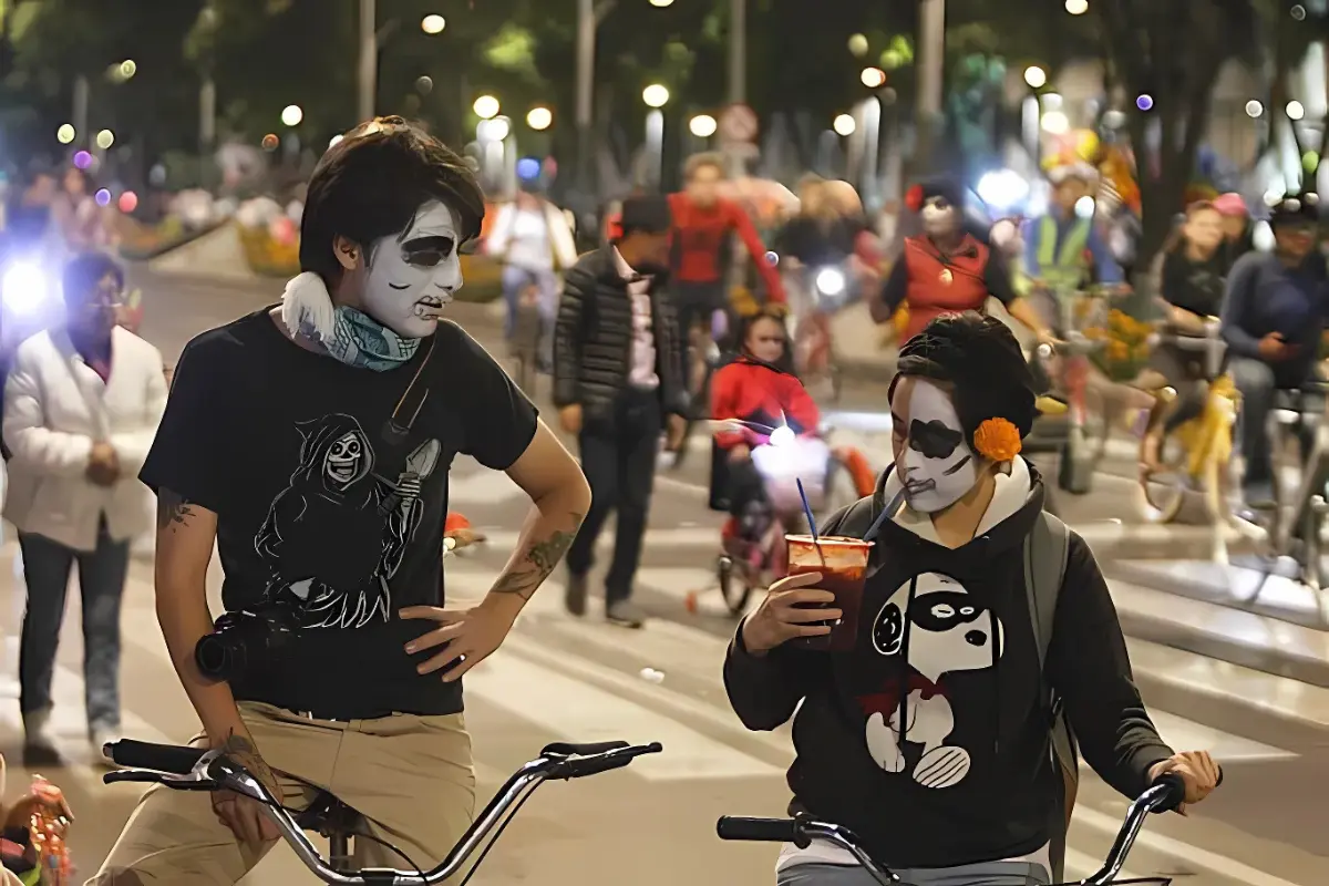 Personas disfrazadas en Paseo Nocturno. Foto: @Claudiashein