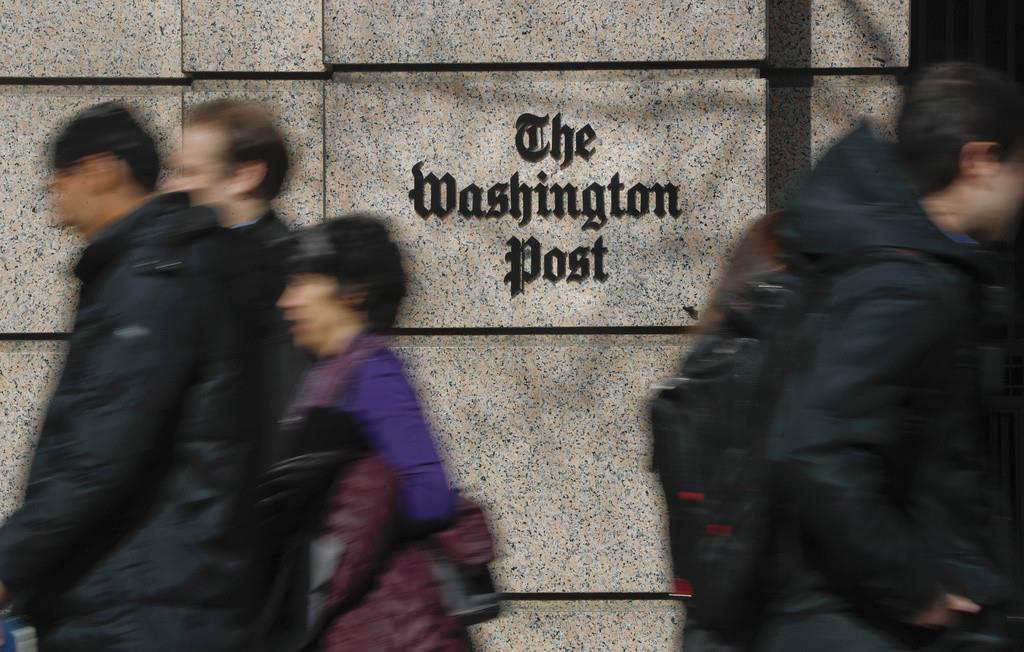 Varias personas pasan junto al edificio One Franklin Square, sede del periódico The Washington Post, el 21 de febrero de 2019, en el centro de Washington. (AP Foto/Pablo Martinez Monsivais, archivo)