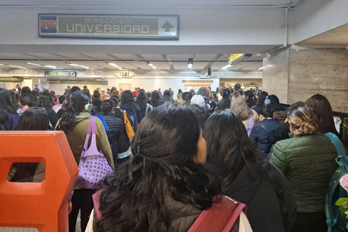 Estación de la Línea 3 del Metro llena. Foto: @Argiath