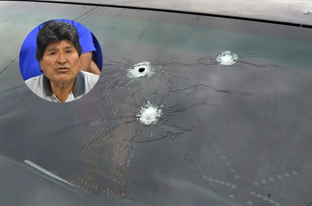 Auto en el que iba Evo Morales con los daños que hubo. Foto: Canva - La Jornada - EFE.