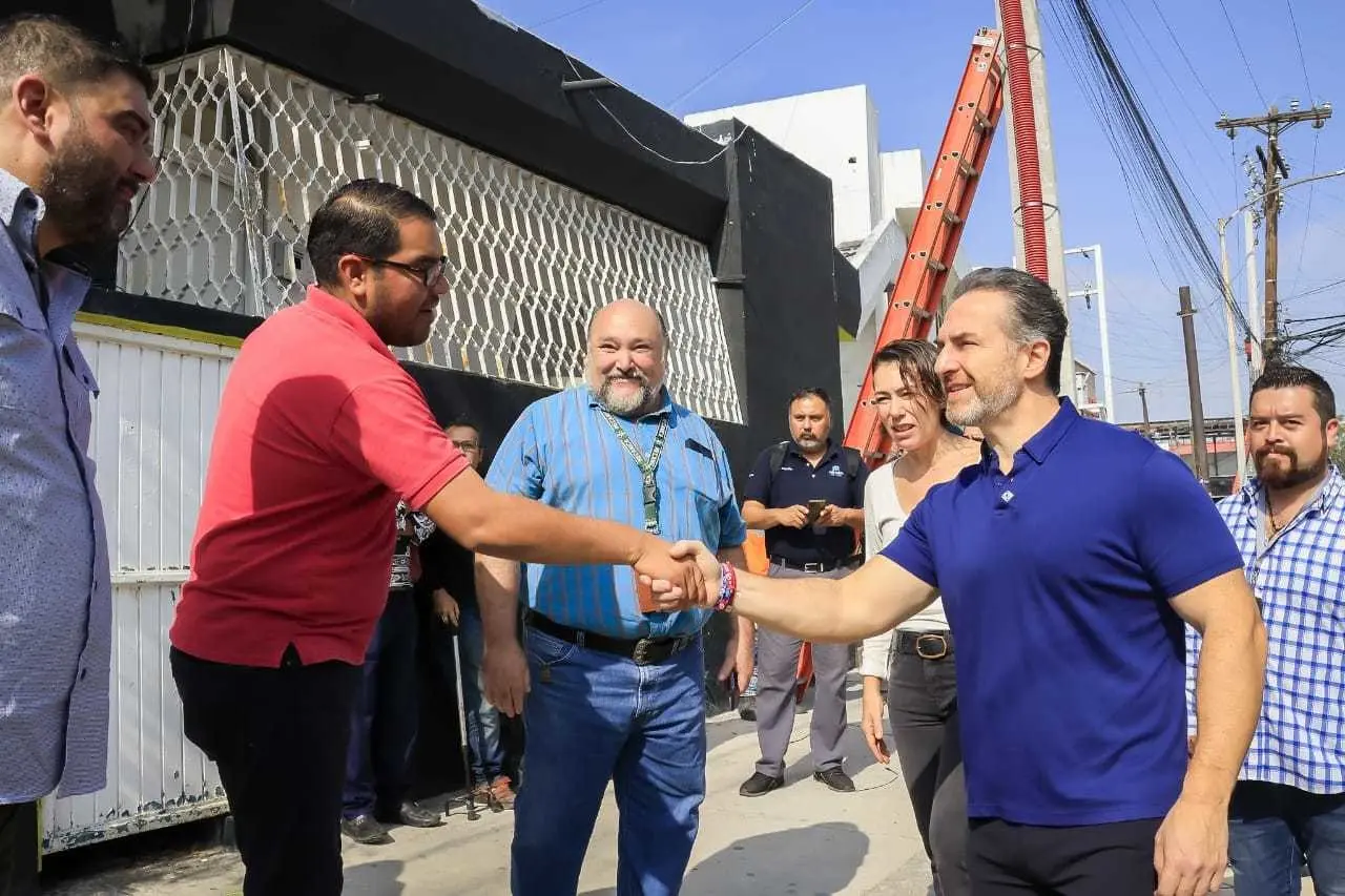 Adrián de la Garza supervisa la pavimentación de calles. Foto: Armando Galicia.