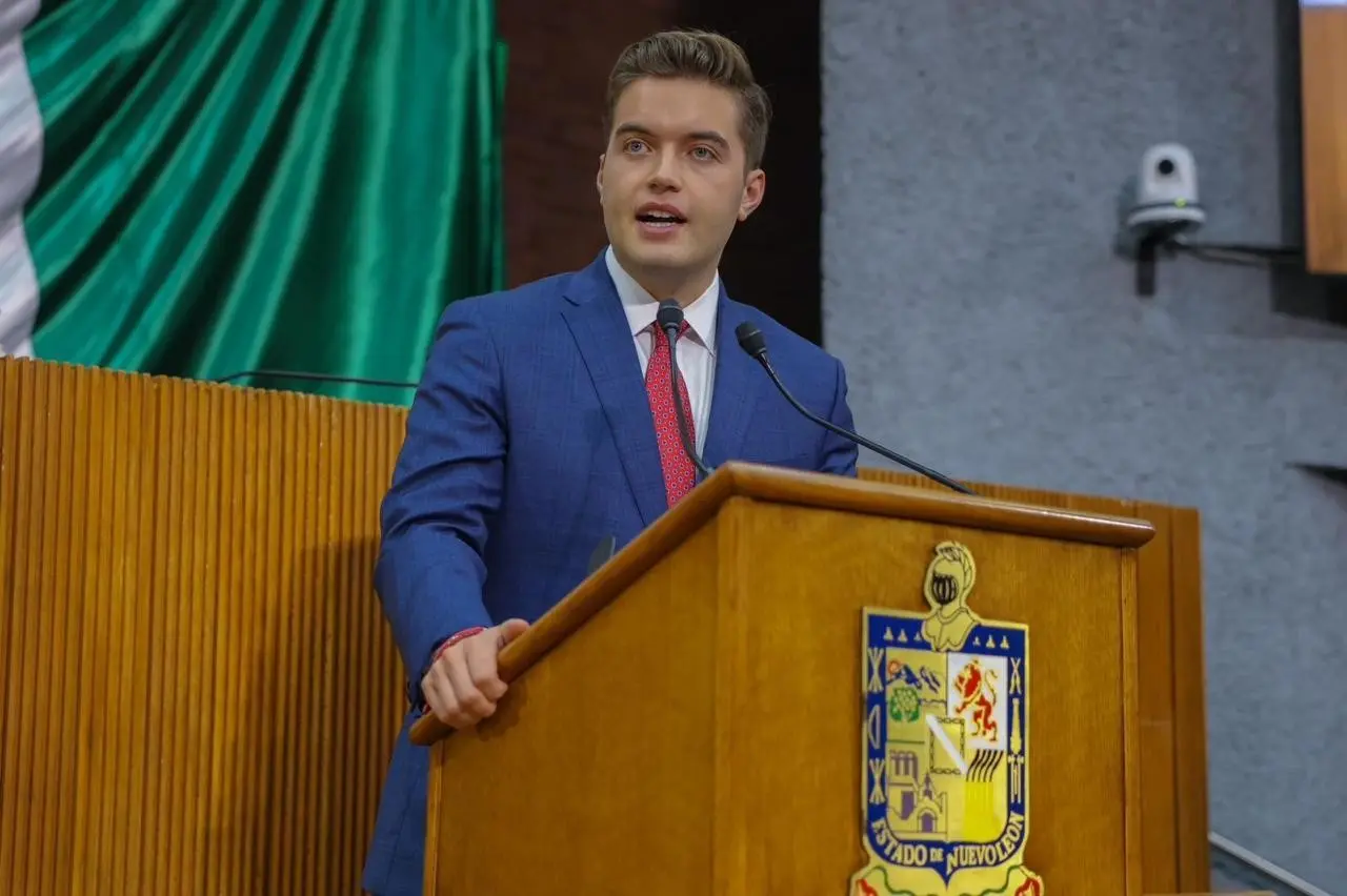 El diputado Jesús Elizondo pide facilidades de pago a Agua y Drenaje. Foto: Armando Galicia.