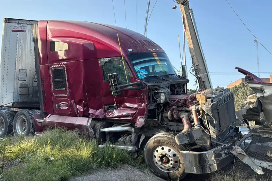 Tren embiste tráiler en Nazario Ortiz Garza, causando caos vial en Saltillo