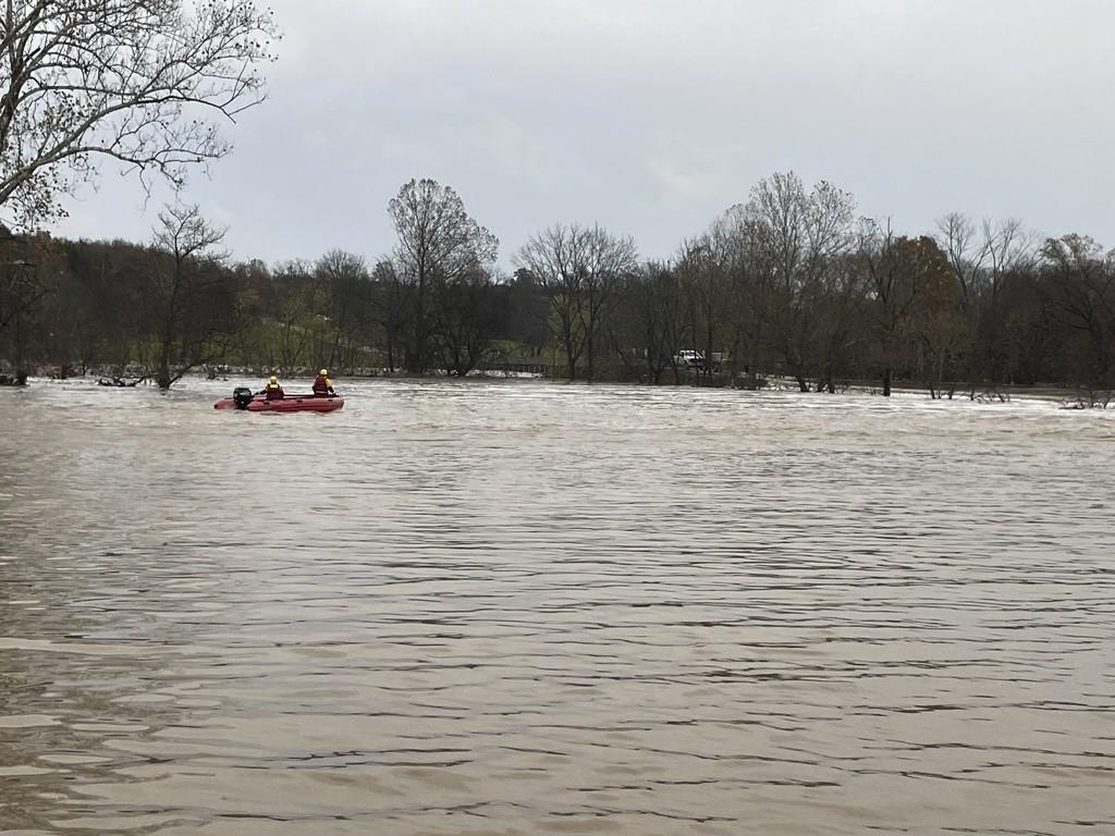 la tragedia que involucró a los funcionarios electorales resalta los riesgos a los que se enfrentan muchas personas que trabajan durante condiciones climáticas extremas. Foto. AP.