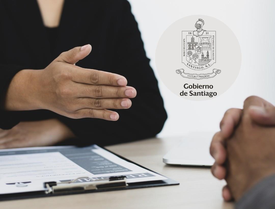 Persona en una feria de empleo consiguiendo trabajo. Foto: Canva - Gobierno de Santiago.