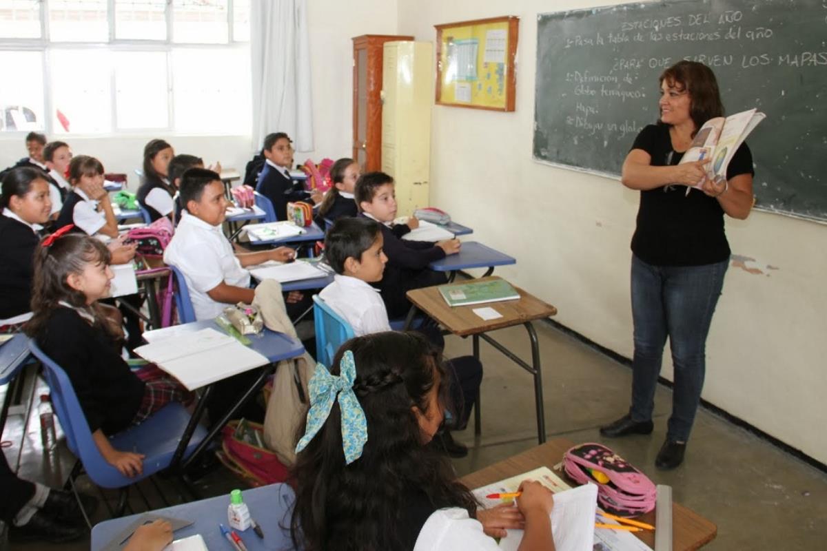 Maestra frente a clase. Foto ilustrativa