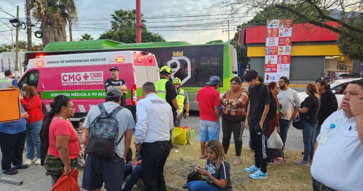 Choque de urbano en Guadalupe. Foto: Protección Civil Nuevo León