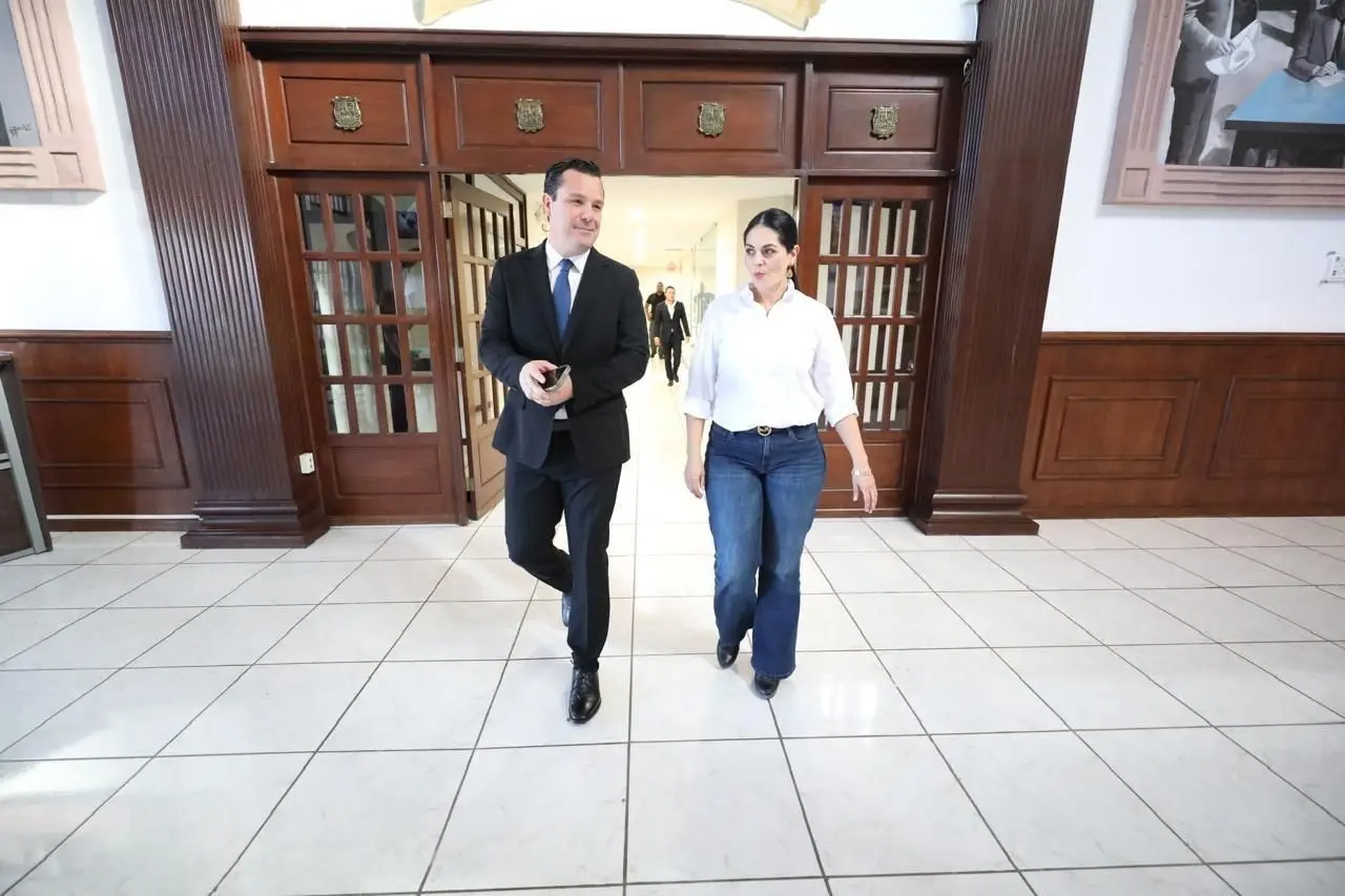 Federico Fernández junto a Luz Elena Morales, presidenta de la Junta de Gobierno del Congreso de Coahuila. (Fotografía: Congreso de Coahuila)