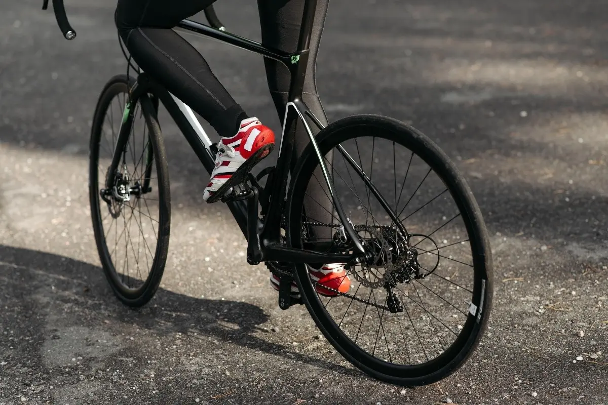 Mujer con bicicleta. Foto: Canva