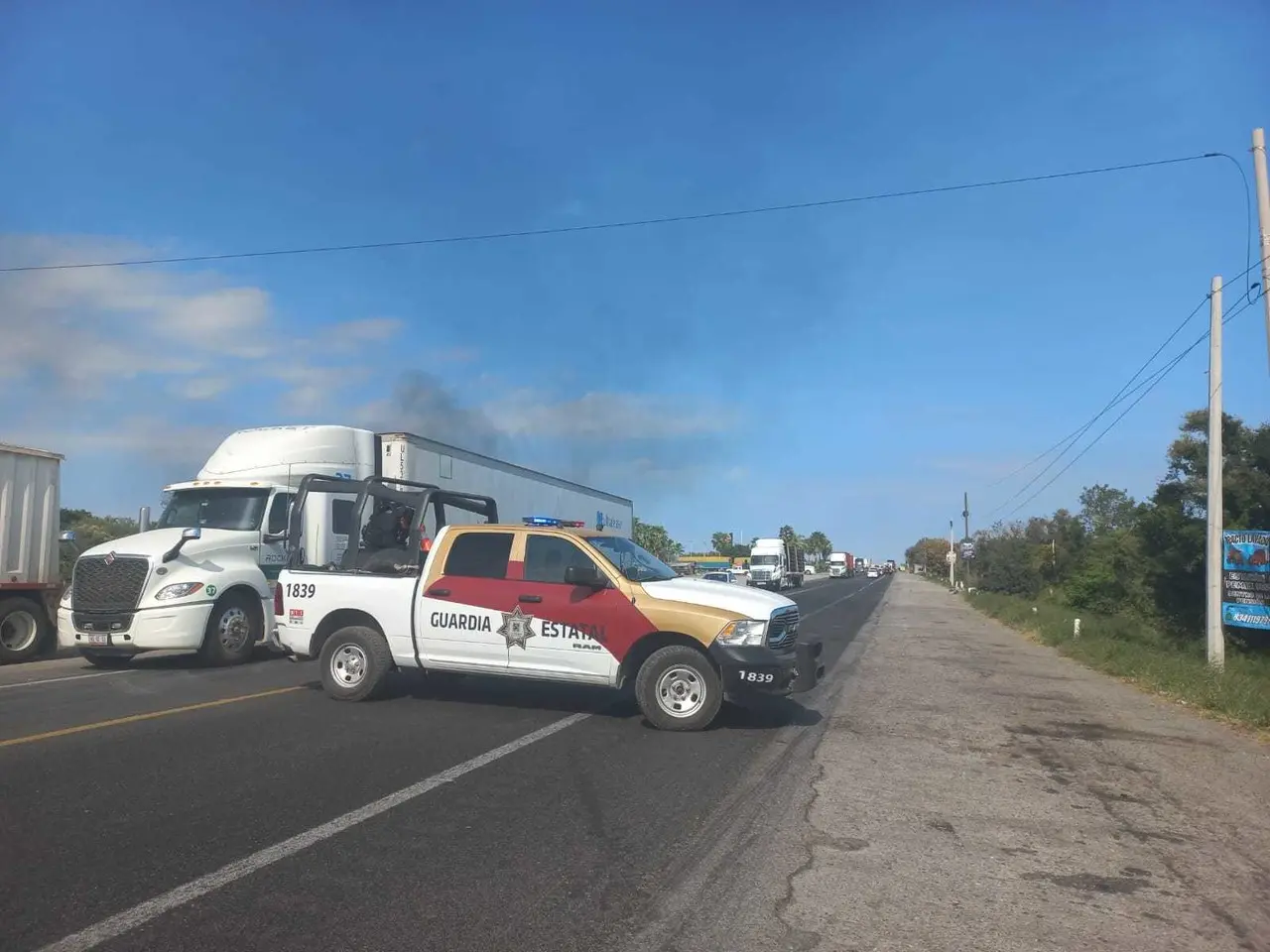 La circulación en la Carretera Victoria-Llera, a la altura del kilómetro 2, fue cerrada debido al traslado de módulos de enfriamiento de grandes dimensiones hacia la refinería en Tula, Hidalgo. Foto: SSPT