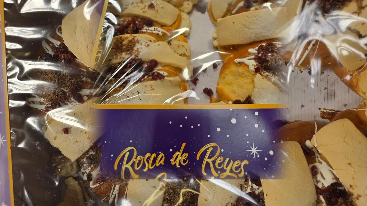 A pesar de faltar poco más de un mes para la celebración del Día de Reyes ya hay Roscas de Reyes a la venta. Foto: Gerardo Lares.