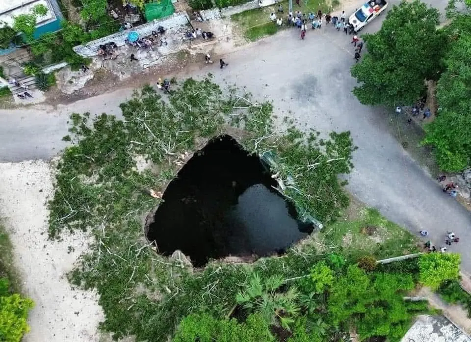 Cenote recién encontrado en Izamal. Foto: Irving Gil