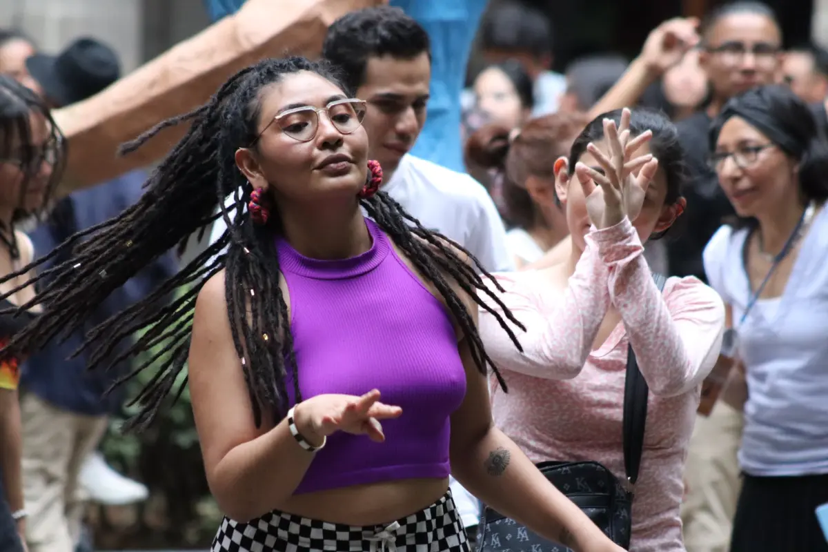 Personas bailando en Puro Baile. Foto: Facebook Colegio de San Ildefonso