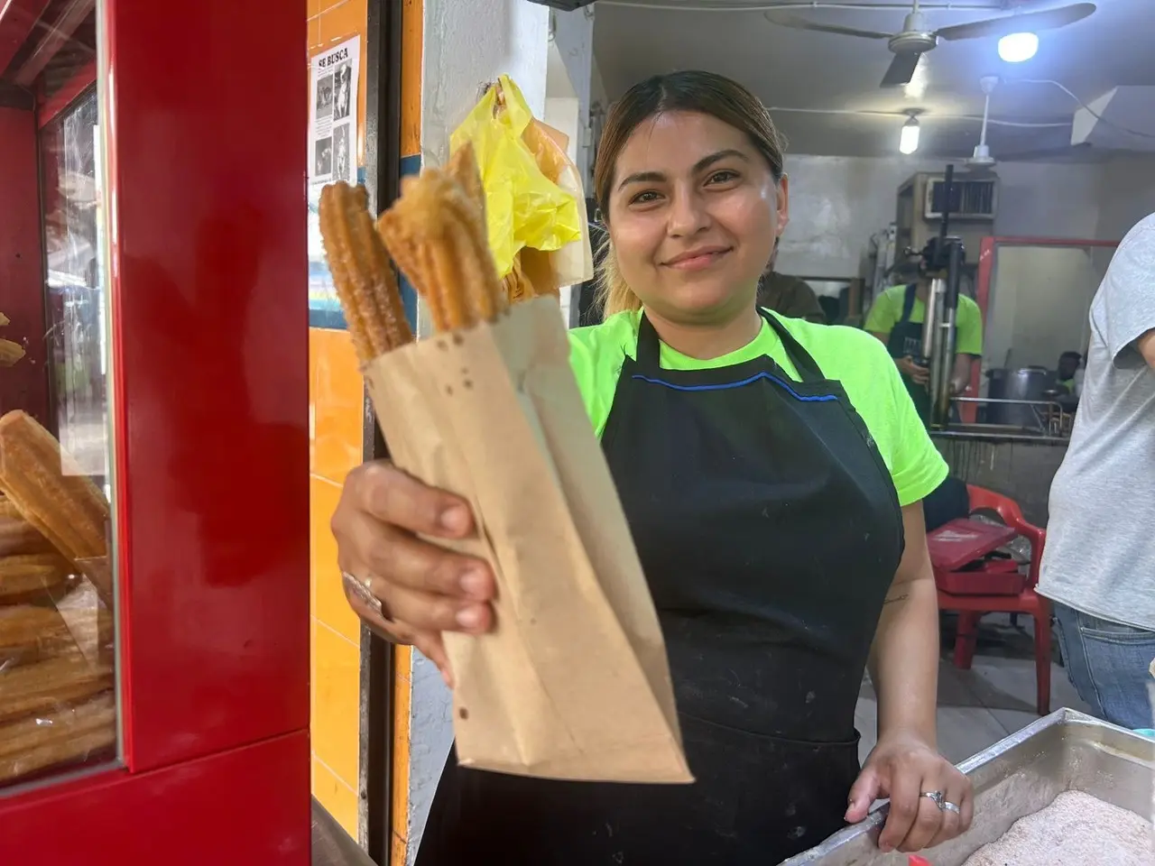 POSTA entro hasta el área de producción donde la temperatura alcanza hasta los 40 grados justo para que el aceite hierva y los churros queden bien cocidos y crujientes. Foto: POSTA.