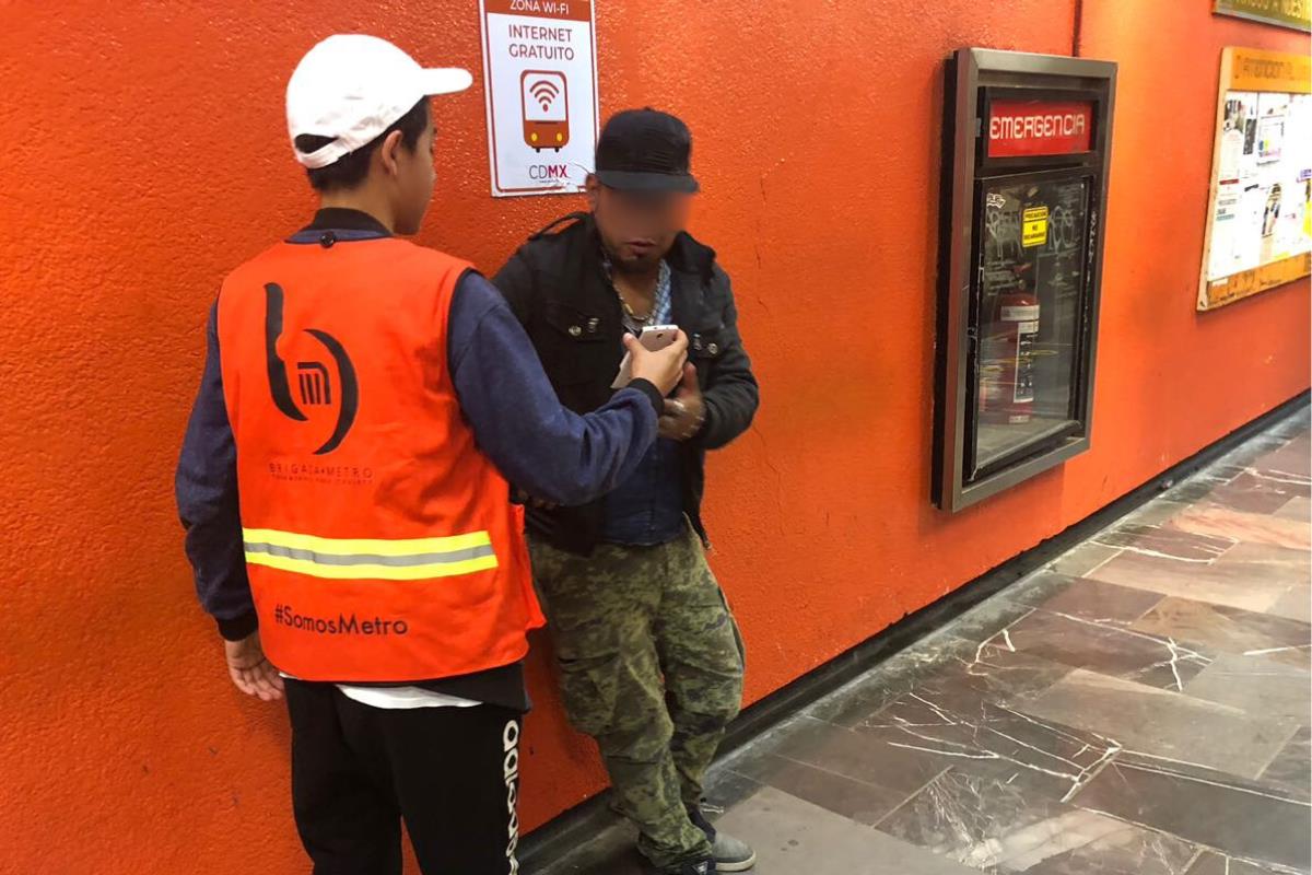 Personas conectándose al Wifi del Metro de CDMX.     Foto: @MetroCDMX