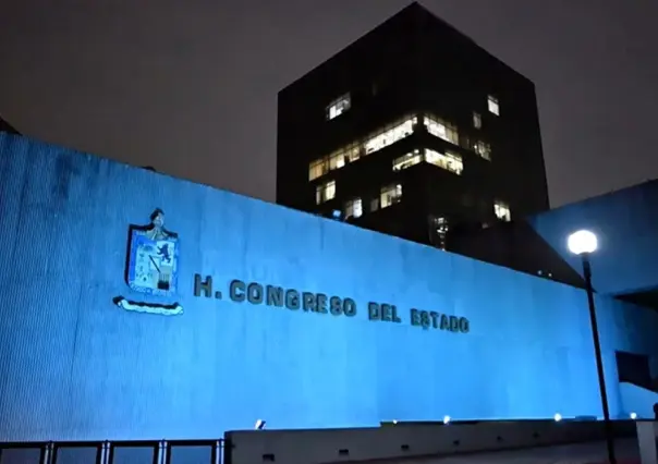 Congreso de Nuevo León se ilumina de azul para conmemorar el Día de las Personas Sordas