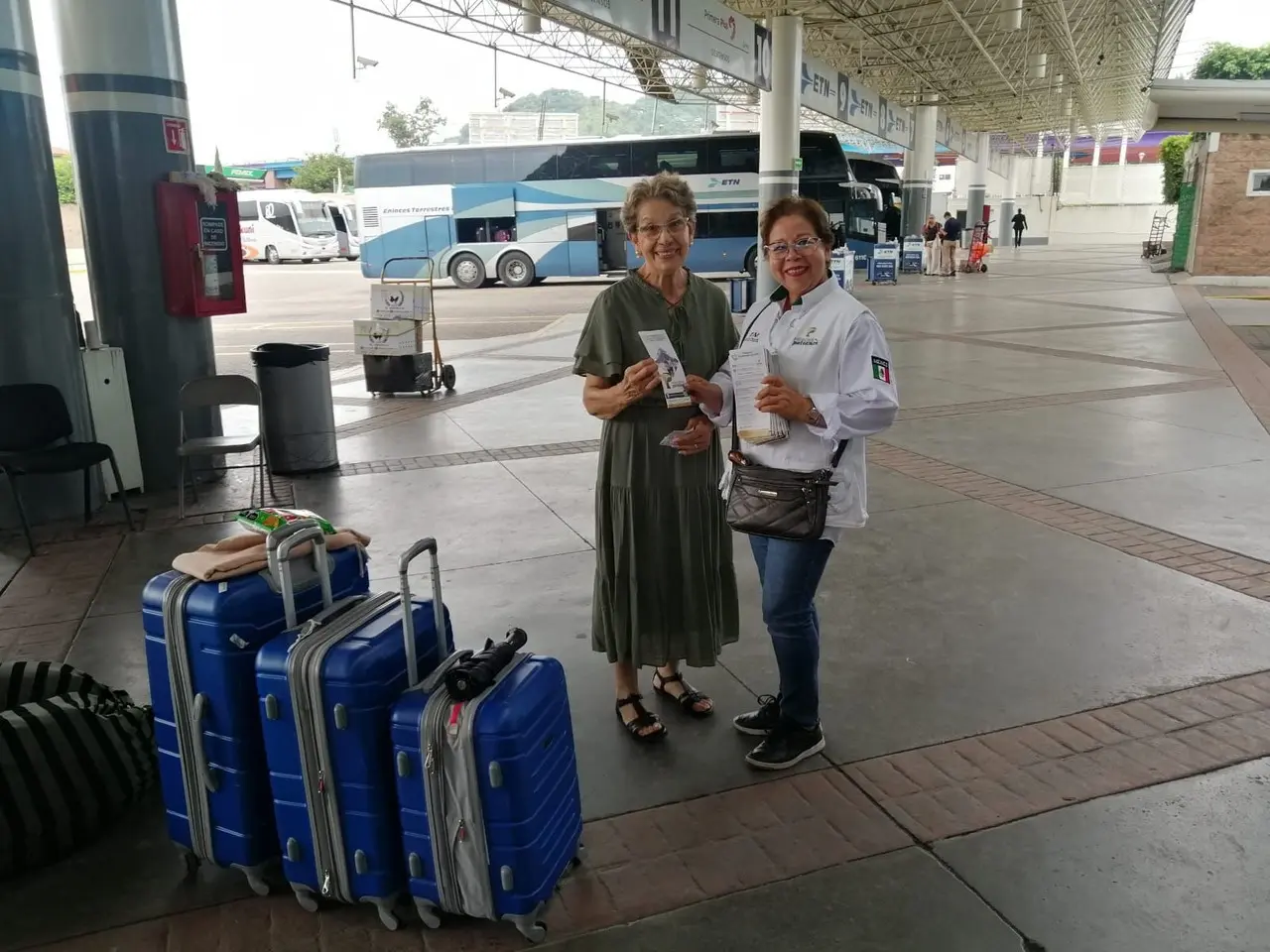 Personal capacitado recibe a los paisanos, les aclara dudas y brinda información. Fotos: Programa Héroes Paisanos /FB