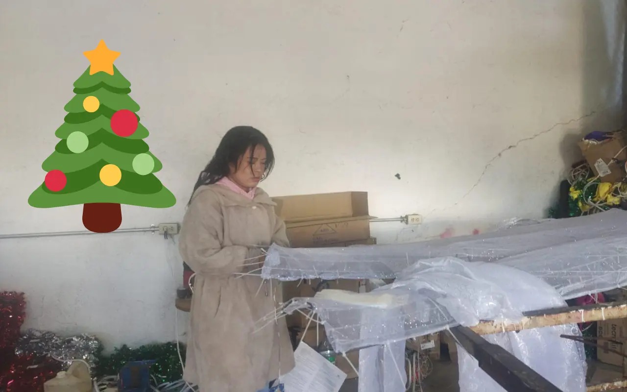 Trabajadores de Servicios Públicos trabajan en la elaboración de las figuras decorativas de Navidad. Foto: Facebook Servicios Públicos Municipales.