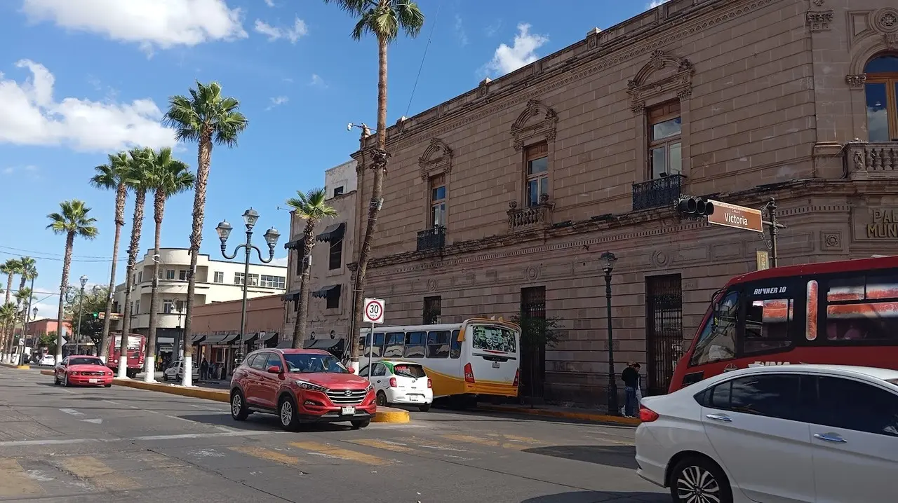 En Durango se privilegia el paso al peatón, toda vez que éste circule por las áreas que le corresponden. Foto: Lorena Ríos.