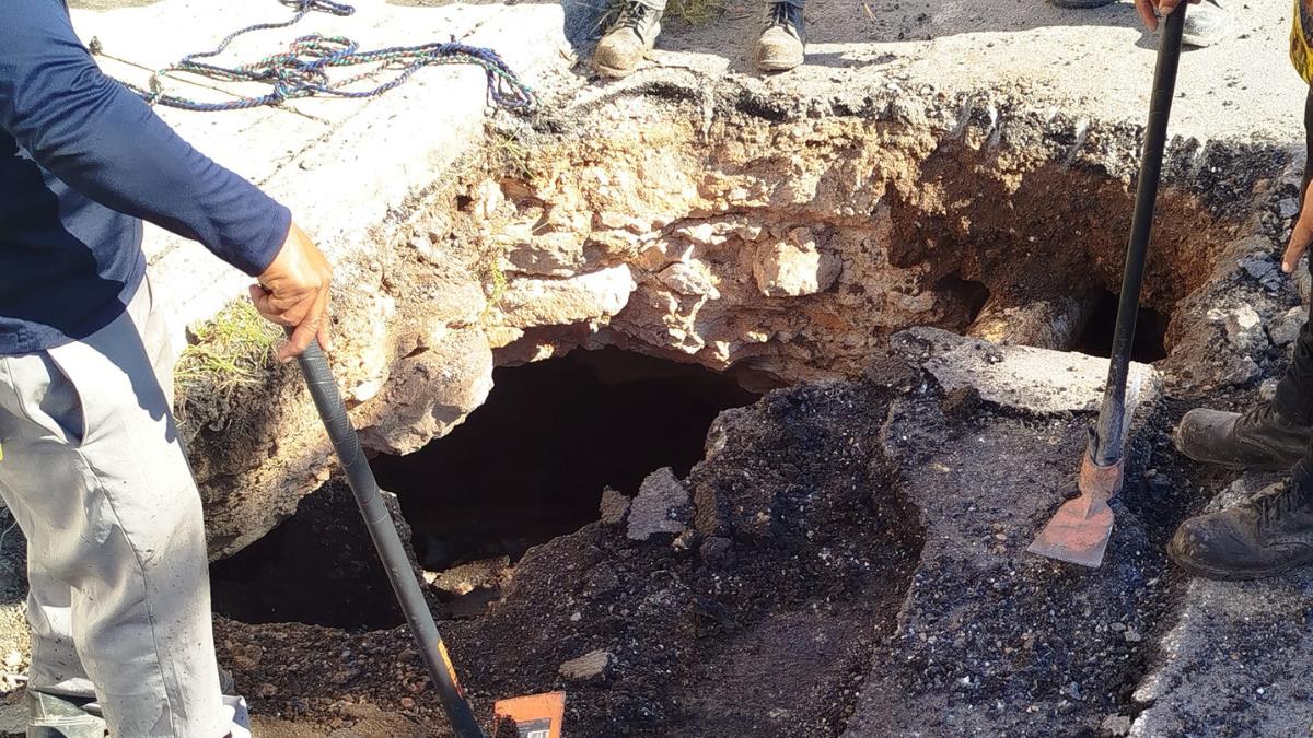 Trabajadores del Ayuntamiento de Mérida rellenaron el agujero y repararon la calle Foto: Rapiditas Yucatán