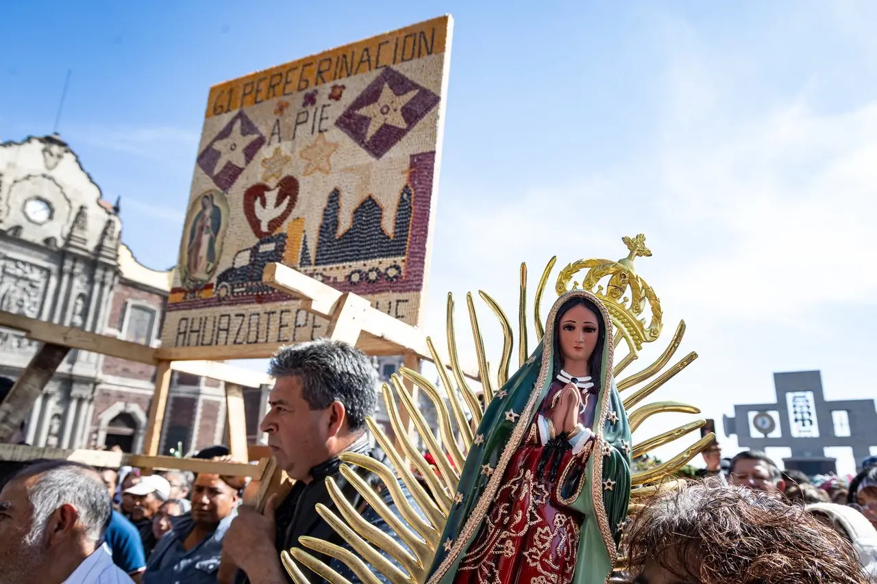 Peregrinos en el atrio de la Basílica de Guadalupe.    Foto: @INBGuadalupe