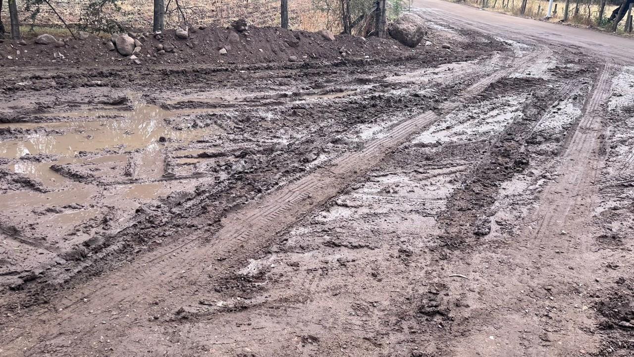 Domingo de lluvias deja caminos de terracería intransitables. Foto: Alejandro Ávila.