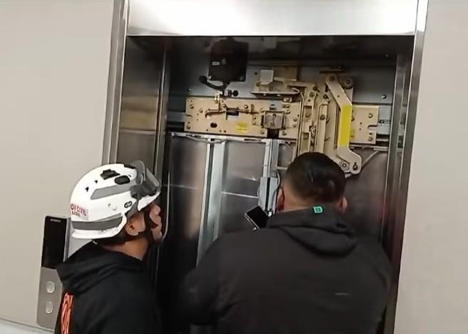 Elementos de Protección Civil en las labores de rescate del hombre atrapado en el elevador. Foto: Protección Civil de Nuevo León.