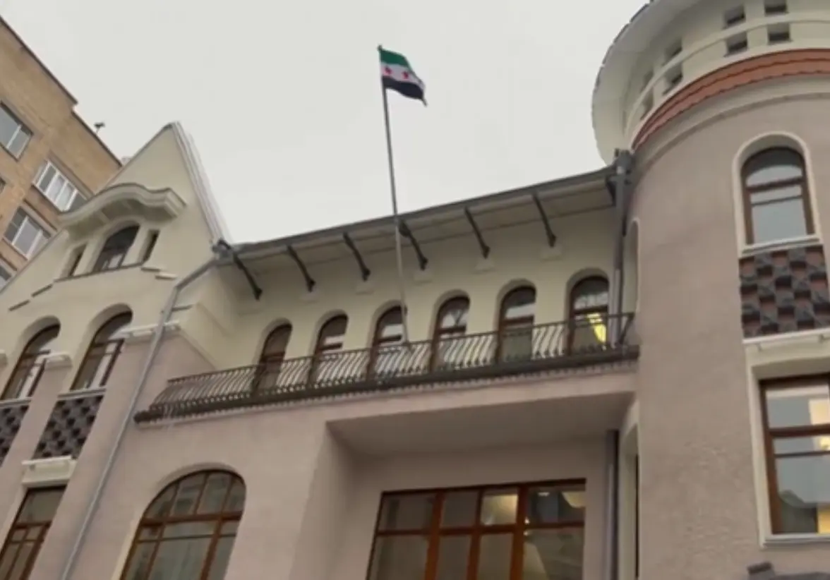 La bandera de los rebeldes sirios ondea en la Embajada, marcando el fin de la representación oficial del régimen de los Asad. Foto: RT