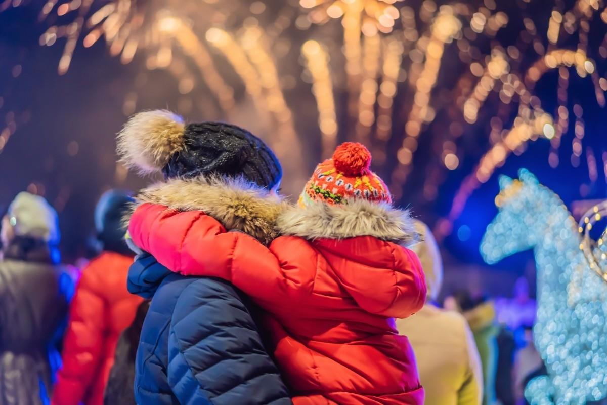 Dos personas en un festejo de Navidad. Foto: Canva